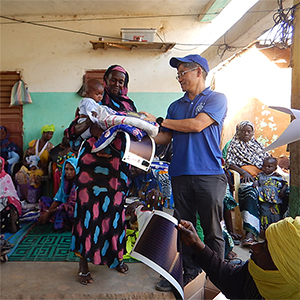 モーリタニアへ国連女性支援でソーラーシートチャージャーを提供